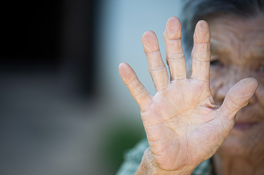 Colocar em risco a saúde e a integridade física ou psíquica da pessoa idosa será punido com mais rigor - Foto: Freepik/Agência Senado