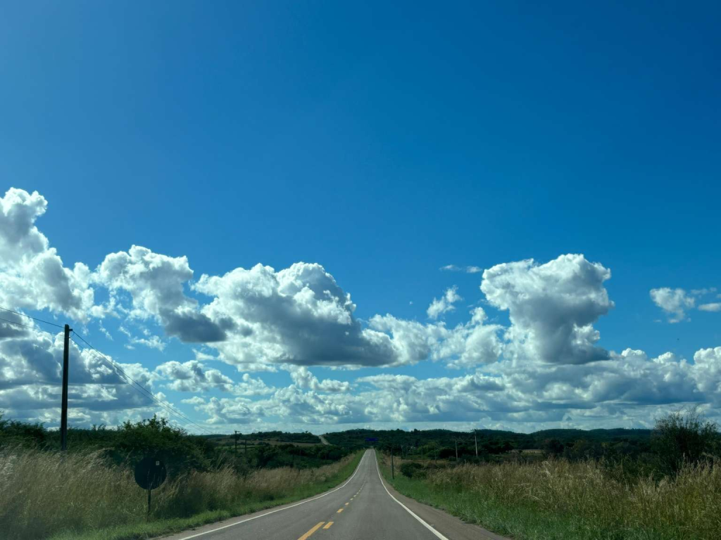 Apesar da presença de nuvens e das chuvas esparsas, o calor deve predominar em grande parte do estado - Foto: Marciel Bezerra.