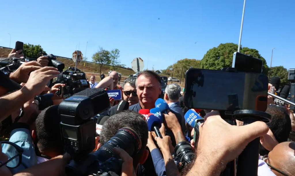 Bolsonaro fala à imprensa após colocar tornozeleira na Secretaria de Administração Penitenciária do Distrito Federal. Foto Antônio Cruz / Agência Brasil
