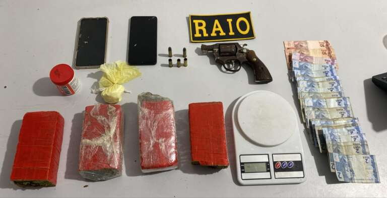 Foram apreendidos 1,8 kg de maconha e 38 g de cocaína - Foto: SSPDS.