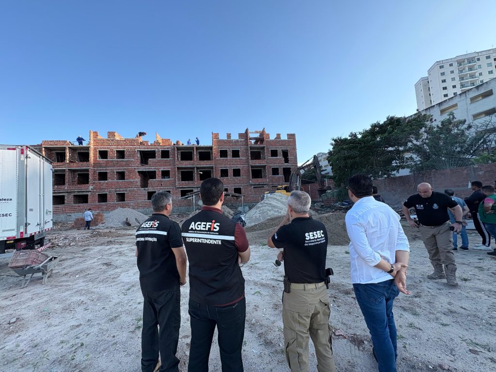 A edificação estava sendo construída em área de preservação ambiental- Foto: Divulgação/Prefeitura de Fortaleza.