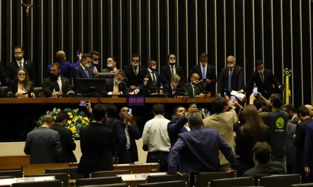 Deputados de oposição fazem ato tampando a boca com esparadrapo durante sessão da Câmara dos Deputados - Foto: José Cruz/Agência Brasil