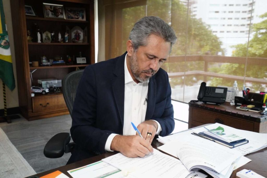 Elmano de Freitas encaminhou o projeto de lei para a Alece - Foto: Carlos Gibaja/Casa Civil.