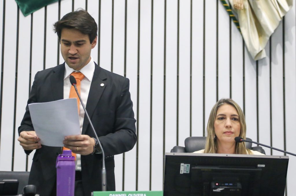 O deputado Pedro Matos (Avante) fez a leitura dos projetos - Foto: José Leomar.