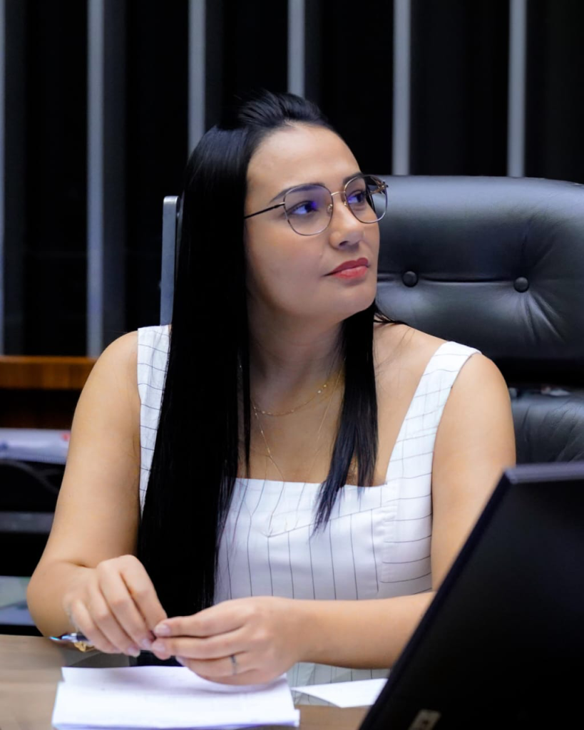 Legenda: Parlamentar cearense homenageia cozinheira morta por se recusar a envenenar PMs e propõe tornar o crime hediondo - Foto: Divulgação.
