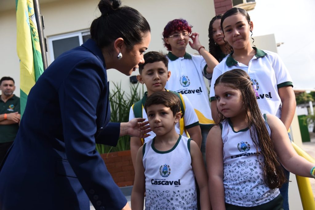 Legenda: Ana Afif recebe crianças- Fotos: Reprodução/ASCOM/PMC.