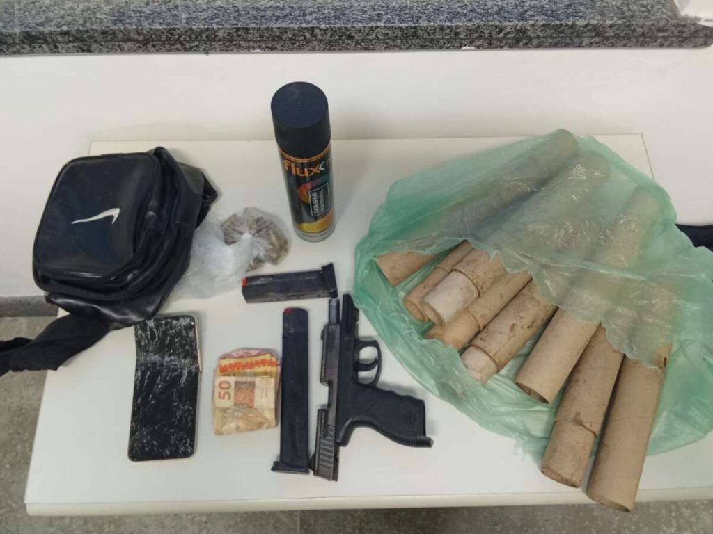Legenda: Foram apreendidos armas, munições, drogas e dinheiro - Fotos: Reprodução/PMCE.