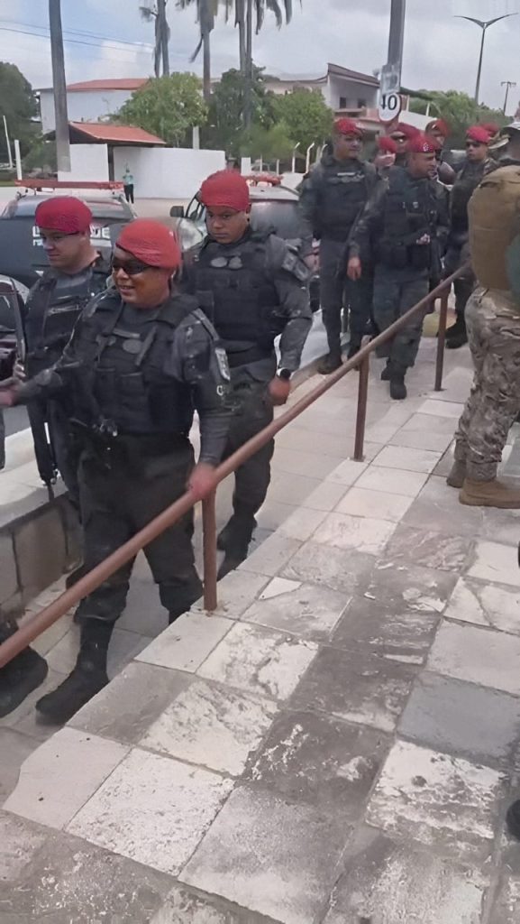 Legenda: Policiais militares no Centro de Pindoretama- Fotos: Reprodução