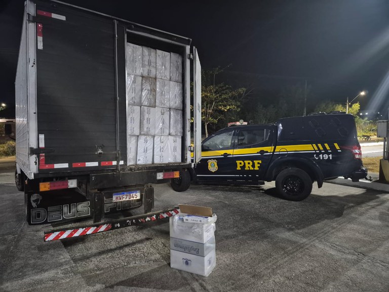 Legenda: A carga irregular estava em um caminhão-baú - Foto: Reprodução/PRF