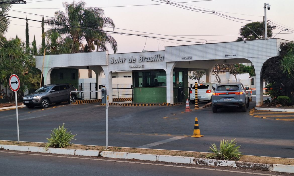 Legenda: Fachada do condomínio Solar de Brasília, onde mora o ex-presidente Jair Bolsonaro - Foto: Bruno Peres/Agência Brasil