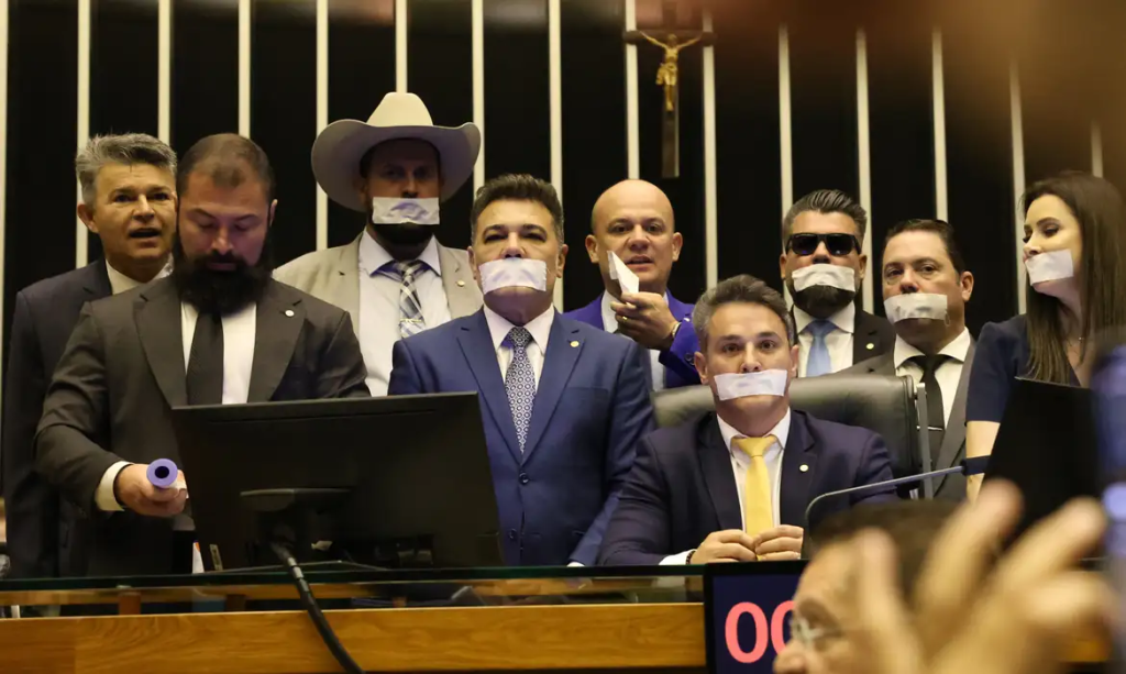 Deputados de oposição fazem ato tampando a boca com esparadrapo durante sessão da Câmara dos Deputados. Foto: José Cruz/Agência Brasil