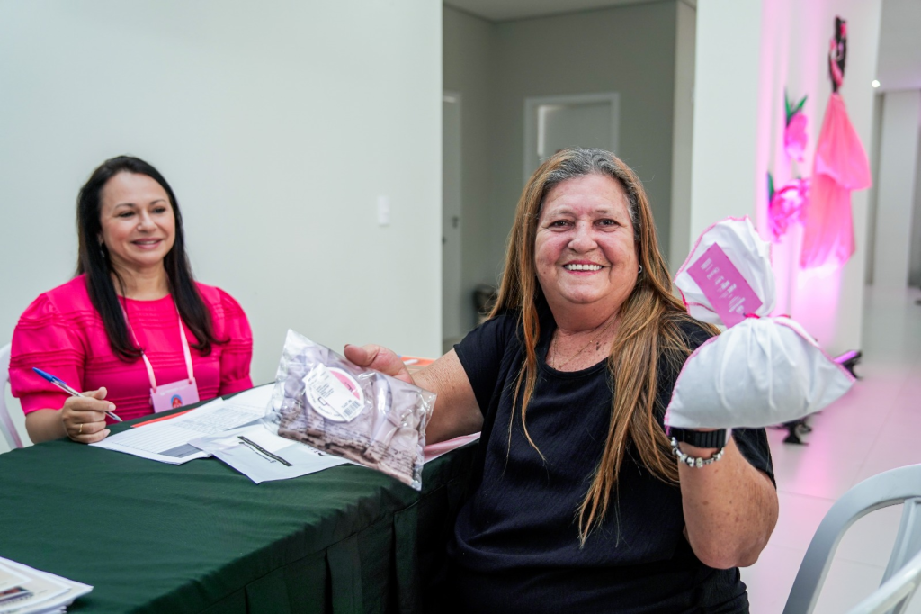 Legenda: Maria Daurineide é uma das beneficiadas com as próteses - Foto: Beatriz Boblitz