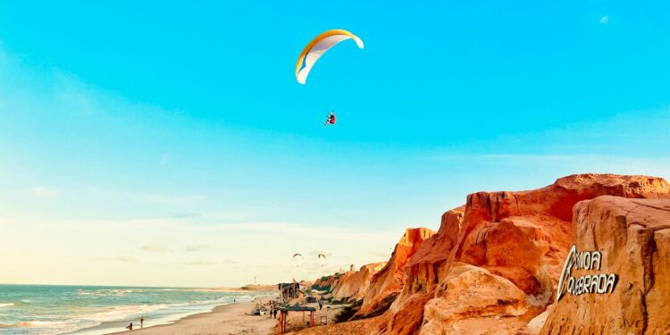 Legenda: Praia de Canoa Quebrada, em Aracati - Foto: André Luis