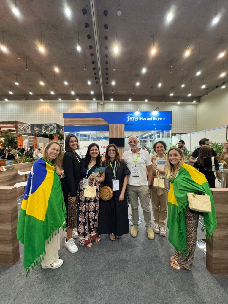 Legenda: Sete operadores da Itália participam de rodadas de negócios em Fortaleza e viagem de familiarização pela Rota das Falésias - Foto: Ayrana Lopes/Embratur.