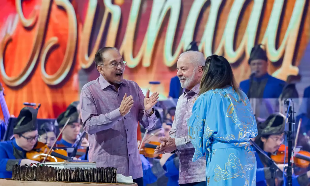 Legenda: Lula da Silva durante jantar de gala oferecido pelo Primeiro-Ministro da Malásia, Anwar Ibrahim - Foto: Ricardo Stuckert/PR