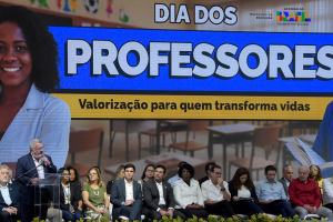 Legenda: O presidente Carlos Vieira apresenta pacote de vantagens para docentes no Rio de Janeiro. Foto: CAIXA/Divulgação