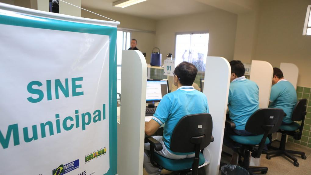 Legenda: Além das vagas abertas, o Sine realiza oito processos seletivos presenciais nas unidades Aldeota, Messejana e Maraponga - Foto: Reprodução / CMFor