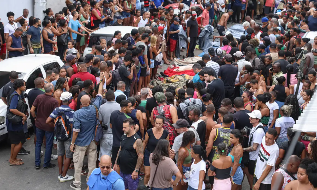 Legenda: Dezenas de corpos são expostos na Praça São Lucas, na Penha, zona norte do Rio de Janeiro - Foto: Tomaz Silva /Agência Brasil.