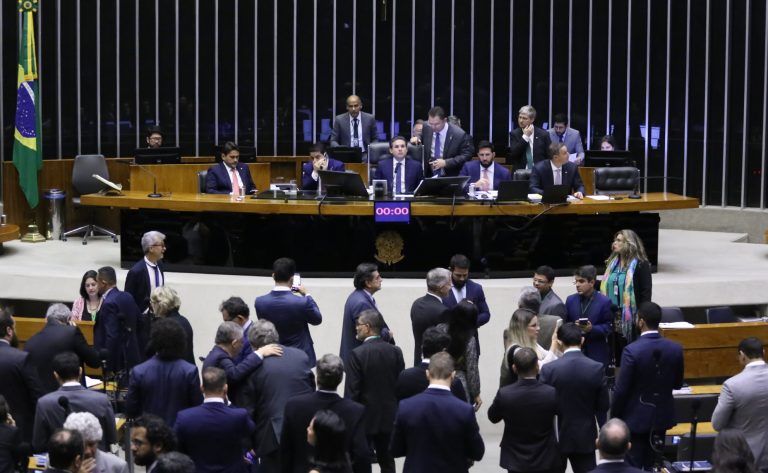 Deputados na sessão do Plenário - Foto: Kayo Magalhães /Agência Câmara.