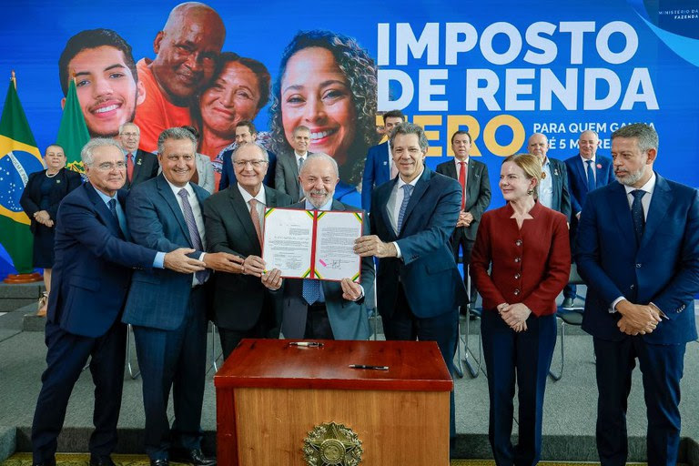 Quem recebe até R$ 5 mil por mês não vai mais precisar pagar o tributo - Foto: Ricardo Stuckert/PR