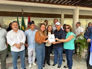A proposta enviada à Câmara Municipal pela prefeita Roberta prevê mais reconhecimento profissional com ascensão salarial - Fotos: Reprodução/PMA.