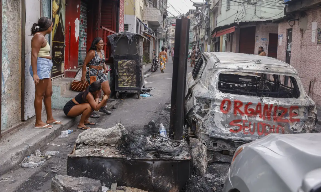 Legenda: Moradores protestam contra execuções na comunidade da Vila da Penha, durante a Operação Contenção - Foto: Tânia Rêgo/Agência Brasil