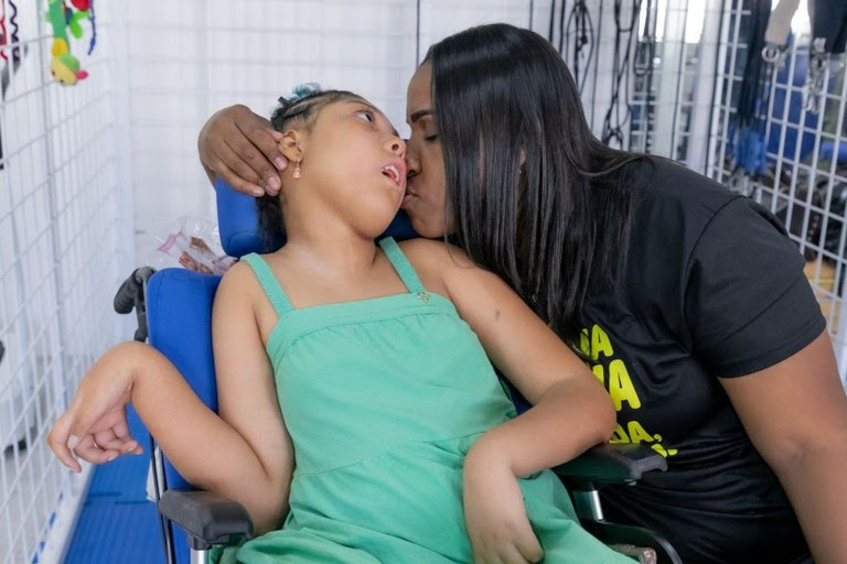 Daiane Freitas e sua filha Ayla, de 9 anos, que possui a Síndrome Congênita do Zika Vírus- Foto: Divulgação/INSS