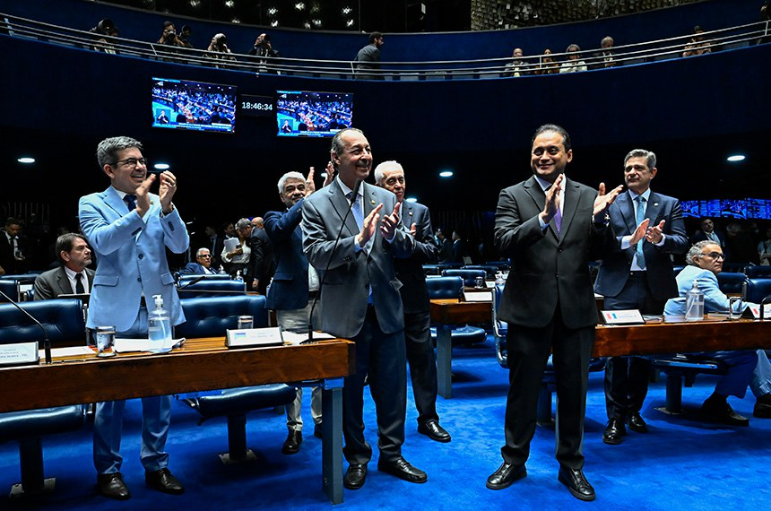Senadores comemoraram a aprovação da proposta - Foto: Waldemir Barreto/Agência Senado