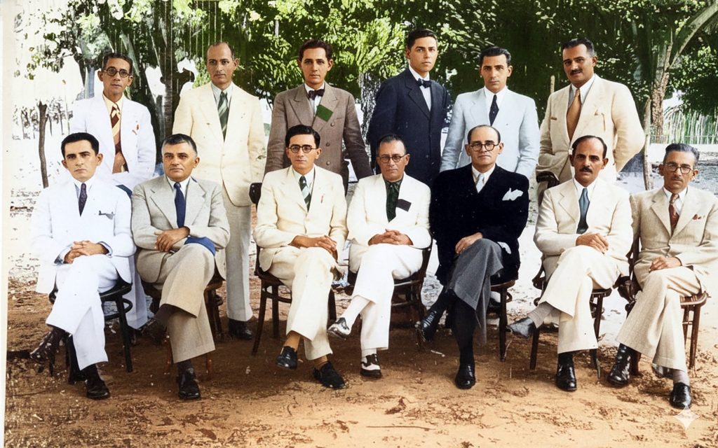 Horácio Bessa, o segundo sentado da esquerda para a direita, tendo à seguir o Paulo Sarasate. O terceiro sentado da direita para a esquerda (com paletó preto) é o Dr. Amadeu Furtado - Foto: Arquivo.