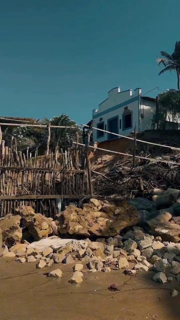 O avanço do mar também afeta famílias- Foto: Reprodução de vídeo.