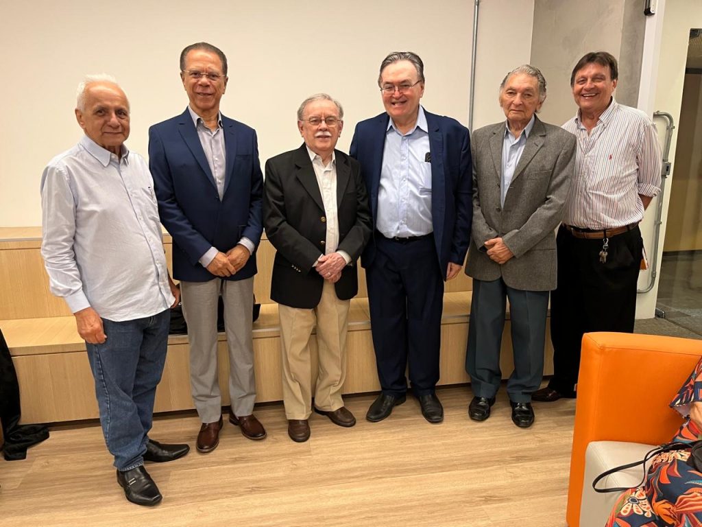 Acadêmico Nelson Bessa, o quarto da esquerda para a direita- Foto: Reprodução