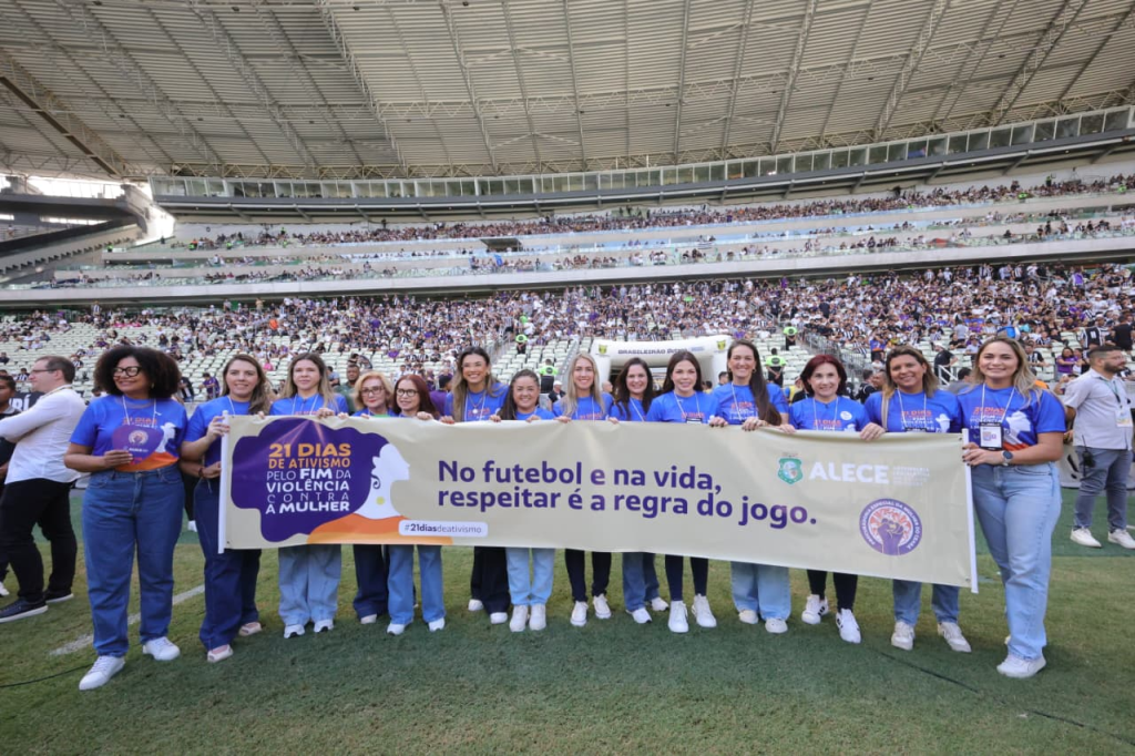 Campanha ocupa o gramado da Arena Castelão em dia de decisão, para dizer não à violência contra a mulher - Fotos: Marcos Moura/Alece.