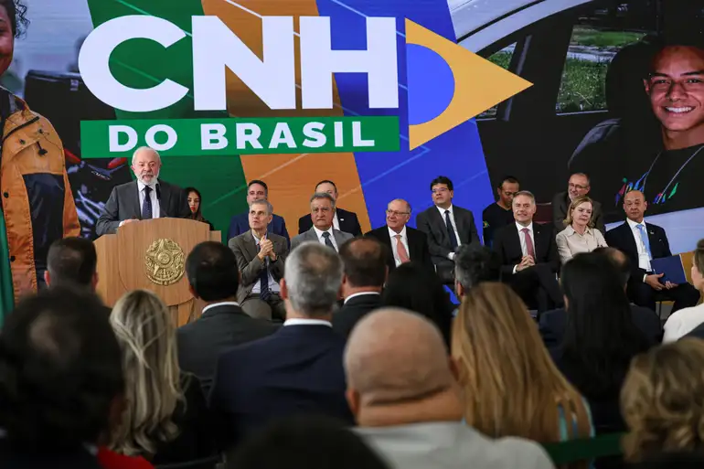 Lula lança novas regras para CNH que podem baratear em até 80% o processo de habilitação - Foto: Marcelo Camargo/Agência Brasil.