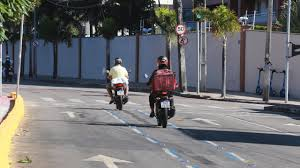 Motoqueiros têm até 18 meses para atender aos critérios de regulamentação - Foto: Reprodução.