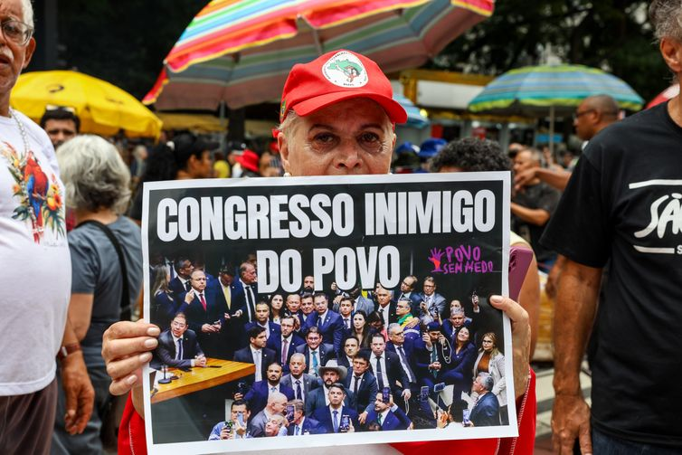 Manifestantes ocupam a Avenida Paulista, na região central da capital paulista - Foto: Rovena Rosa/Agência Brasil