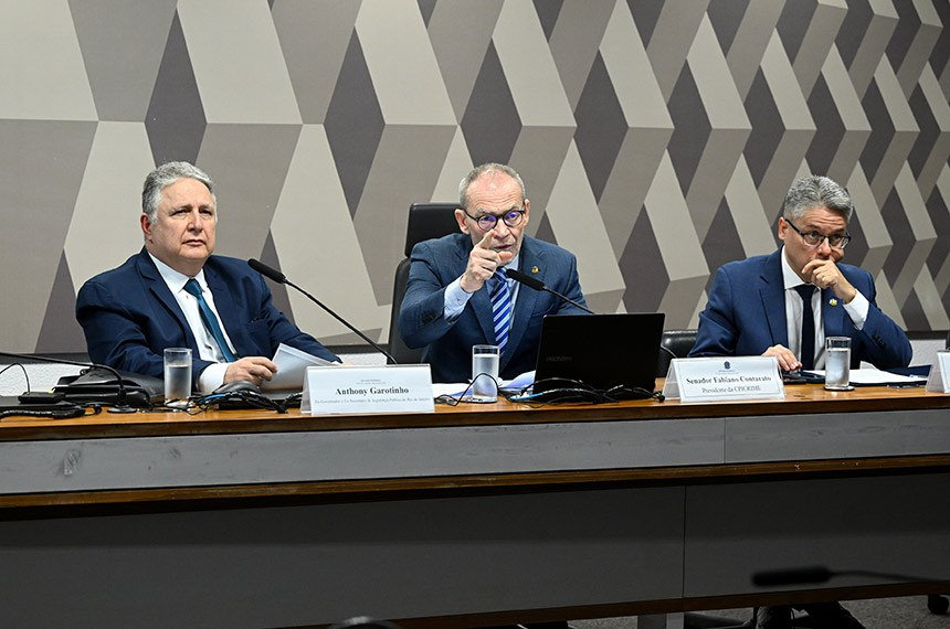 O ex-governador Antony Garotinho, o presidente da CPI, Fabiano Contarato, e o relator, Alessandro Vieira - Foto: Carlos Moura/Agência Senado