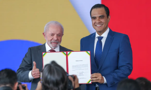 Lula empossa o novo ministro do Turismo, Gustavo Feliciano, no Palácio do Planalto - Foto: Marcelo Camargo/Agência Brasil