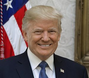 Oficial do Presidente Donald J. Trump, (Foto oficial da Casa Branca por Shealah Craighead)