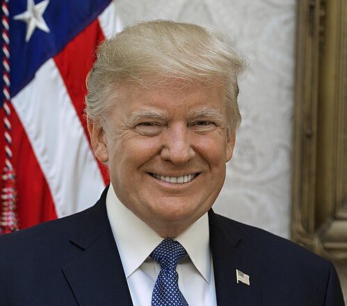 Oficial do Presidente Donald J. Trump, (Foto oficial da Casa Branca por Shealah Craighead)