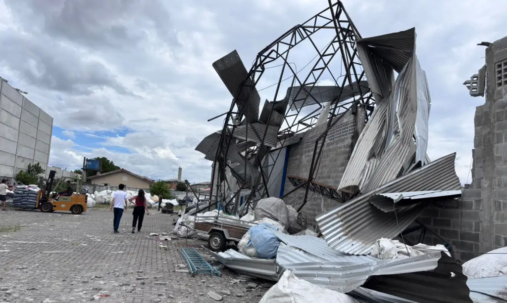 Várias casas foram destelhadas e duas pessoas ficaram feridas - Foto: Simepar/Divulgação