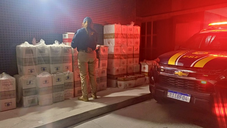 O cigarro ocupava todo o interior de um veículo interceptado na rodovia - Foto: Reprodução/PRF