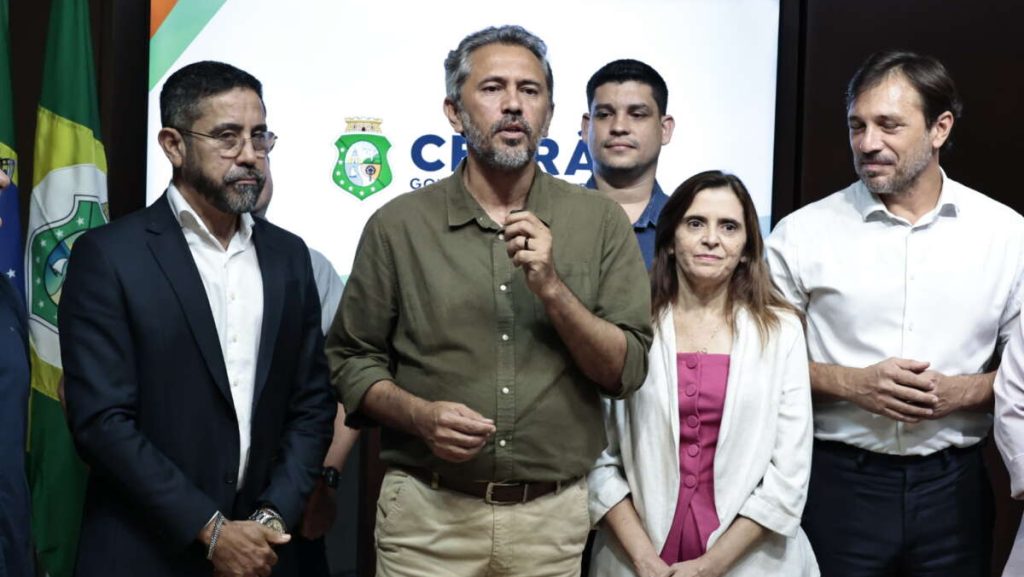 Conquistas foram anunciadas após reunião com o Sindicato Apeoc, no Palácio da Abolição - Foto: Carlos Gibaja