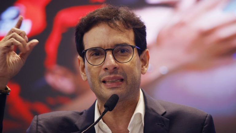 Legenda: Leo Prates pediu mobilização para aprovação: "Eu vim do movimento social, é disso que se trata" - Foto: Allan Torres / Câmara dos Deputados