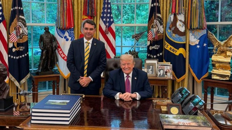 O pré-candidato do PL à presidência da República se reuniu pessoalmente com o presidente dos Estados Unidos - Foto: Divulgação/Flávio Bolsonaro.