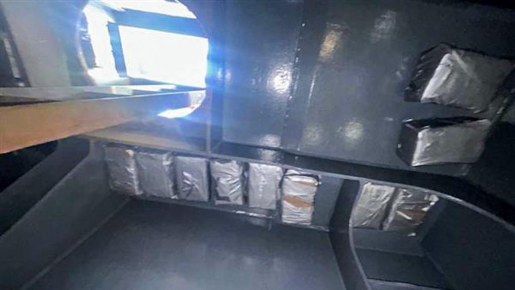 Durante as buscas, foram localizados 18 pacotes contendo aproximadamente 80 kg da substância entorpecente. O material estava escondido na estrutura interna do navio. A droga foi apreendida e encaminhada à Polícia Federal para os procedimentos cabíveis. As investigações prosseguem com o objetivo de identificar os responsáveis pelo envio, ocultação e destino final do entorpecente. A ação reforça a atuação permanente da Polícia Federal no combate ao tráfico internacional de drogas e na proteção das fronteiras marítimas brasileiras.