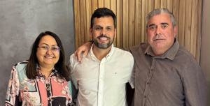 Dr. Gerônimo com lideranças locais- Foto: Divulgação.