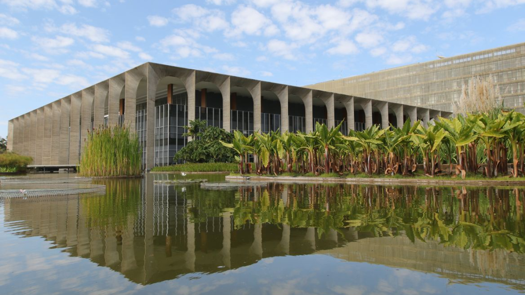 Decisão impõe tarifas de até 12,5% a mais de 60 países. Palácio do Itamaraty na Esplanada dos Ministérios-Foto: Fabio Rodrigues Pozzebom/Agência Brasil
