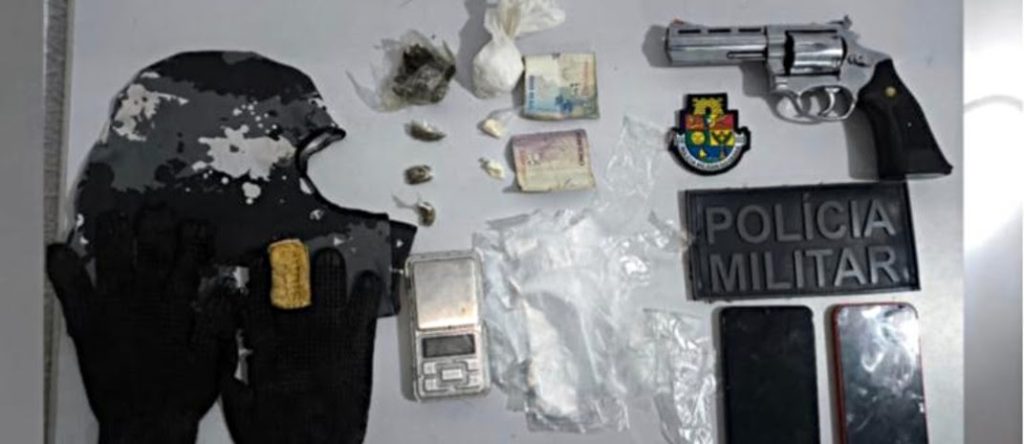 ambém foram apreendidas objetos ilícitos usados para o tráfico de entorpecentes - Foto: Ascom PMCE
