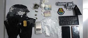 ambém foram apreendidas objetos ilícitos usados para o tráfico de entorpecentes - Foto: Ascom PMCE
