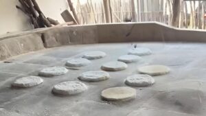 Forno a lenha torrando o beiju- Foto: Divulgação/CL